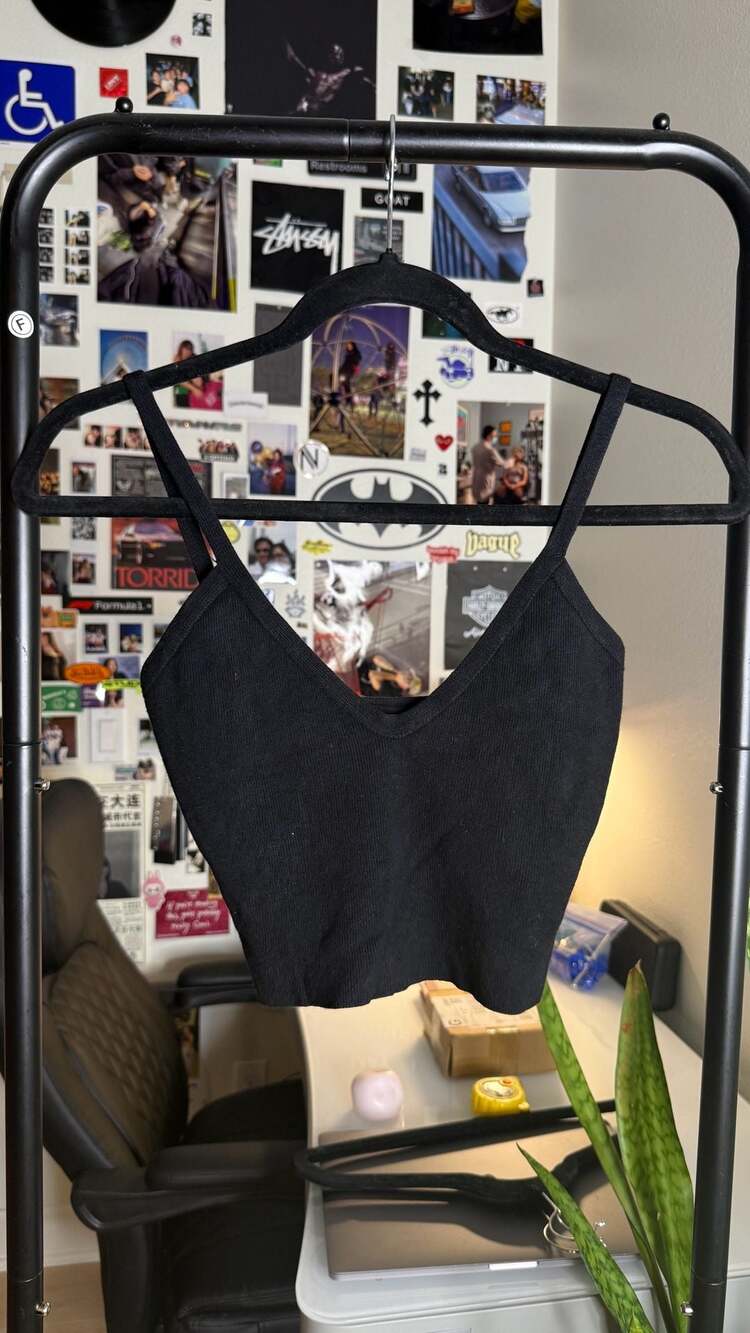 Superdown Black Ribbed V-Neck Crop Tank Top